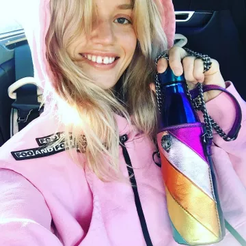 Botella azul de Georgia May Jagger y portabotellas multicolor en @georgiamayjagger