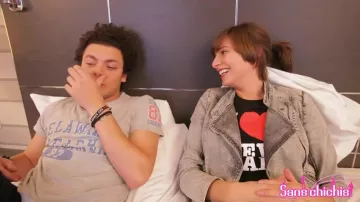 The wristband worn by Kev Adams in the video Kev Adams in bed with Sophie