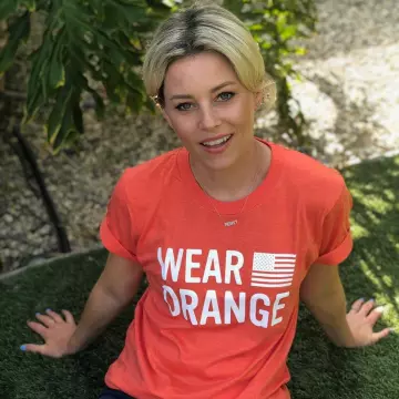 Usa camiseta naranja de Elizabeth Banks en la cuenta de Instagram @elizabethbanks