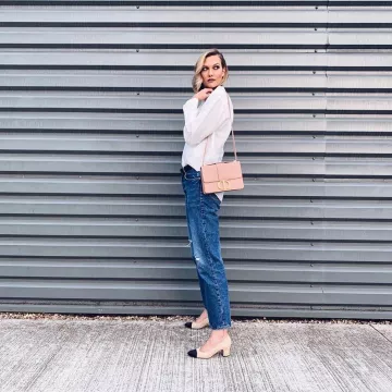 The handbag powdery pink Dior worn by Karlie Kloss on the account instagram of @karliekloss