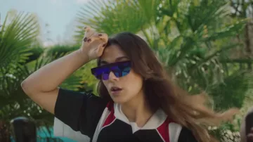 Las gafas de sol azul oscuro que lució Chilla en su clip Oulala