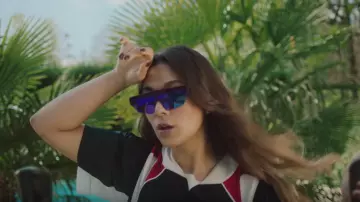 Les lunettes de soleil bleu foncé portées par Chilla dans son clip Oulala