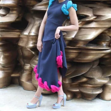 Sandalias Sky usadas por Naomi Scott en la cuenta de Instagram @naomigscott