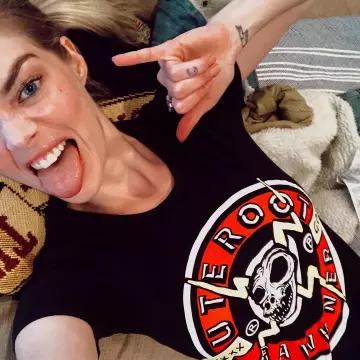 OG Tee of Samara Weaving on the Instagram account @samweaving