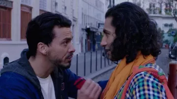 El pañuelo naranja usado por Ash (Aadar Malik) en Sun