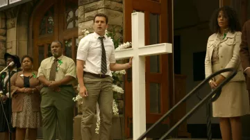 Beige pantalon porté par Holden Ford (Jonathan Groff) dans Mindhunter (Saison 02)