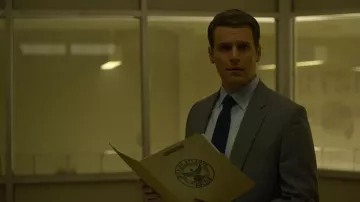Gris Veste de Costume porté par Holden Ford (Jonathan Groff) dans Mindhunter (Saison 02)