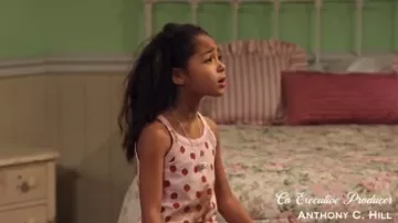 Forever 21 Filles Fraise Graphique débardeur porté par Ami McKellan (Jordyn Raya James) en Réunion de Famille (Saison 01 Épisode 02)