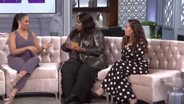 Monocromo Polka dot Jumpsuit usado por Adrienne Houghton en The Real JULY 2019