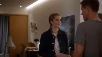 AG Adriano Goldschmied Avenall Veste portée par Sutton Brady (Meghann Fahy) dans Le Gras (Seaosn 03 Épisode 02)