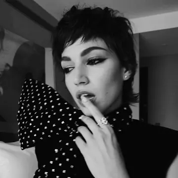 Bulgari white clover shaped gold ring worn by Úrsula Corberó on the Instagram account @ursulolita