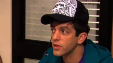 Gorra a rayas blancas negras de Ryan Howard (B.J. Novak) en The Office (Temporada 07 Episodio 06)
