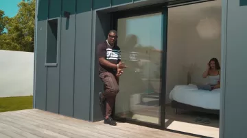 Le t-shirt Givenchy de Joé Dwèt Filé dans son clip À deux