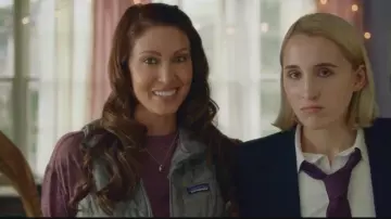 Camisa morada de manga larga usada por Justice (Shannon Elizabeth) en Jay and Silent Bob Reboot