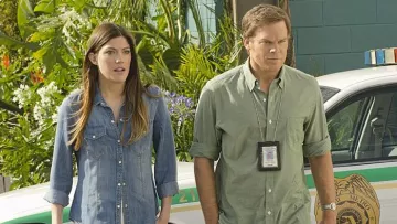 The badge Miami Metro Police Department, Dexter Morgan (Michael C. Hall) in Dexter (Season 08 Episode 04)