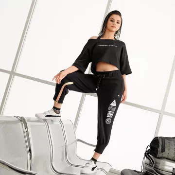 The sweatshirt short sleeved Puma X Selena Gomez of Selena Gomez on his account Instagram @selenagomez