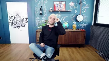 Les chaussettes Adidas de Squeezie dans la vidéo Réponse à vos questions (enfin pas toutes car y'en a vraiment beaucoup mais pas mal quand même)