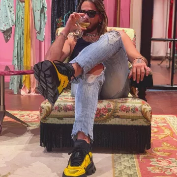 The sneaker black and yellow Prada knit SCH on his Account Instagram @Sch