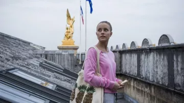 The shopping bag in pineapple Lena (Jessica Lord) in Lena - Dream star (S01E10)