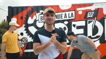 ¡La camiseta tricolor spacefox de Amixem en el video de YouTube MONOPOLY GÉANT YOUTUBE VERSION!