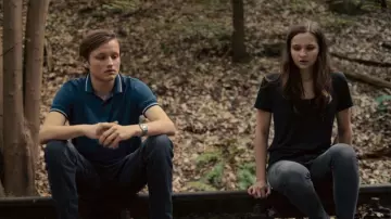 Le polo bleu turquoise de Bartosz Tiedemann (Paul Lux) dans Dark (Saison 02 Episode 01)