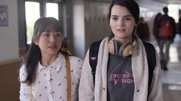 Lindy Vision Grey T-shirt worn by Elodie Davis (Brianna Hildebrand) in Trinkets (Season 01 Episode 01)