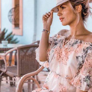 La robe à fleurs jeans industry portée par Carla Moreau sur son compte Instagram @carlamoreau_____