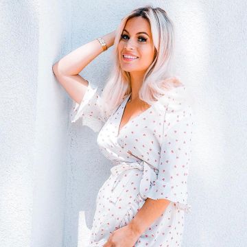 La robe blanche à motif de coeur rouge portée par Carla Moreau sur le compte instagram de @carlamoreau_____