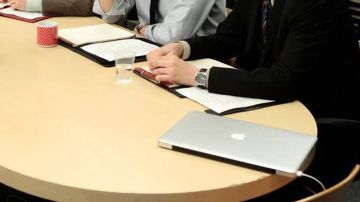 MacBook Laptop como se ve en The Office (Temporada 07 Episodio 24)