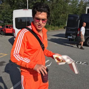 Chaqueta naranja adidas de Casey Cott en su cuenta de Instagram
