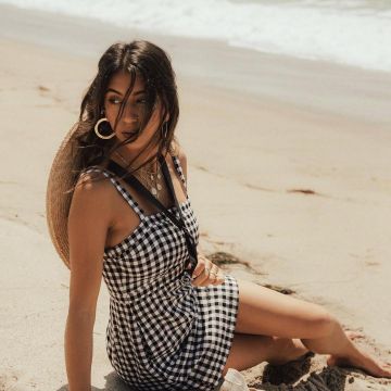 Abercrombie Mini Cami Robe portée par Kayla Seah sur l'Instagram compte de @notyourstandard