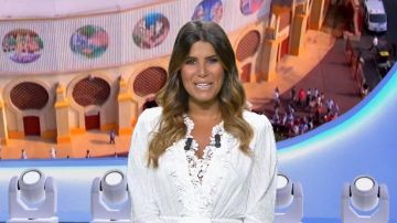 The lace Top cotton white neckline Karine Ferri in the loto Draw