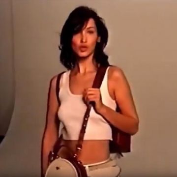 El crop top blanco de Bella Hadid Michael Kors en una publicación de Instagram