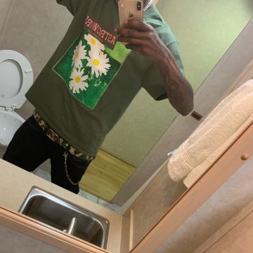Astroworld Festival Run Camiseta de Flores Verdes usada por Flame en su cuenta de Instagram @travisscott