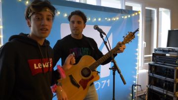 The hoody Levi s SparkDise in the video HANDCUFFED TO A STAR FOR A DAY! (ft. Olivier Dion)