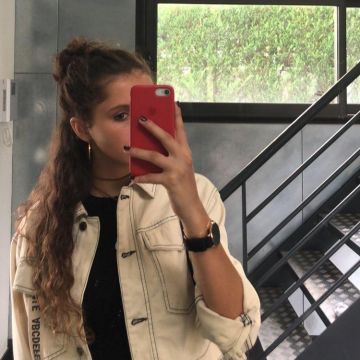 La chaqueta beige corta bershka que llevaba Eva en su cuenta de Instagram @Eva_dsc
