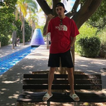 Sandalias Lacoste de Romeo Elvis en su cuenta de Instagram @elvis.romeo