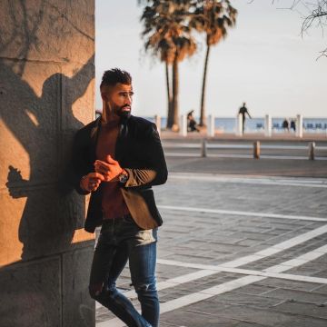 El suéter de cuello ascendente que lleva Jonathan Matijas en su cuenta de Instagram @matijasjonathan
