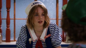 Le costume de vendeuse Ahoy porté par Robin (Maya Hawke) dans Stranger Things (S03E02)