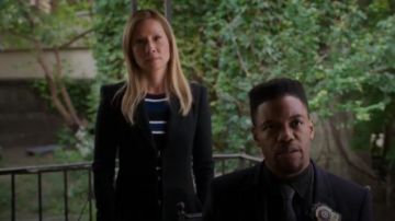 Zara Top Rayé avec Évasée Poignets usés par le Dr Joan Watson (Lucy Liu) dans le Primaire (Saison 07 Épisode 09)