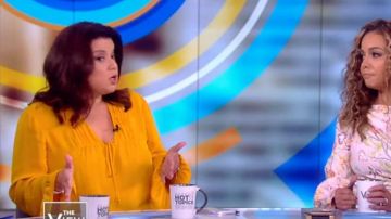Kobi Halperin Mia Blusa de seda con corbata con frente usada por Ana Navarro en The View JULIO 19, 2019