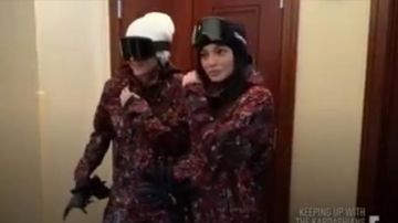 Burton Riley Une seule Pièce dans de l'Acide de la Flore porté par elle-Même (Kylie Jenner) en accord avec les Kardashians (Saison 12 Episode 08)