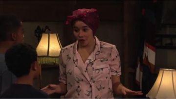 Forever 21 Zebra Print Pyjama porté par Jade (Talia Jackson) en Réunion de Famille (Saison 01 Épisode 02)