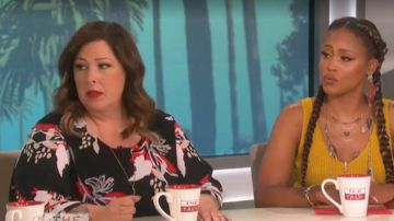 Alfani Printed Poncho-Sleeve Top usado por Carnie Wilson en The Talk JULIO 18, 2019