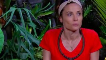 Le t shirt rouge à col v et manches courtes de Capucine Anav dans Je suis une célébrité, sortez-moi de là !