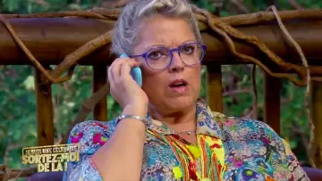 The shirt multi-colored floral pattern of Laurence Boccolini in I'm a celebrity, get me out of here !