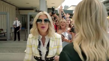 Gafas de sol cuadradas azules usadas por Tori Spelling en BH90210 (Temporada 01)
