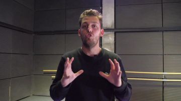 Sweatshirt round neck Lacoste of Pierre Croce in the YouTube video 10 girls talk about their first time