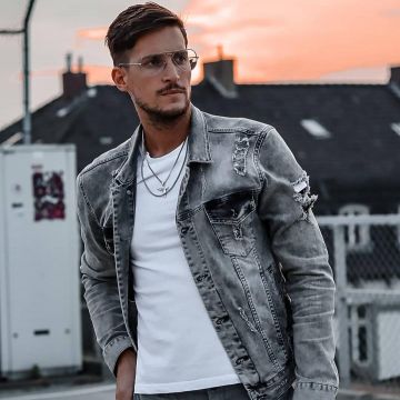 La chaqueta vaquera gris rasgada de LFDY en la cuenta de Instagram de @The.new.gentleman