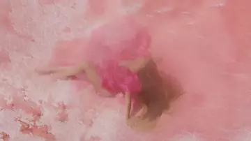 la robe rose Sha­har Av­net de Beyoncé dans son clip SPIRIT from Disney’s The Lion King